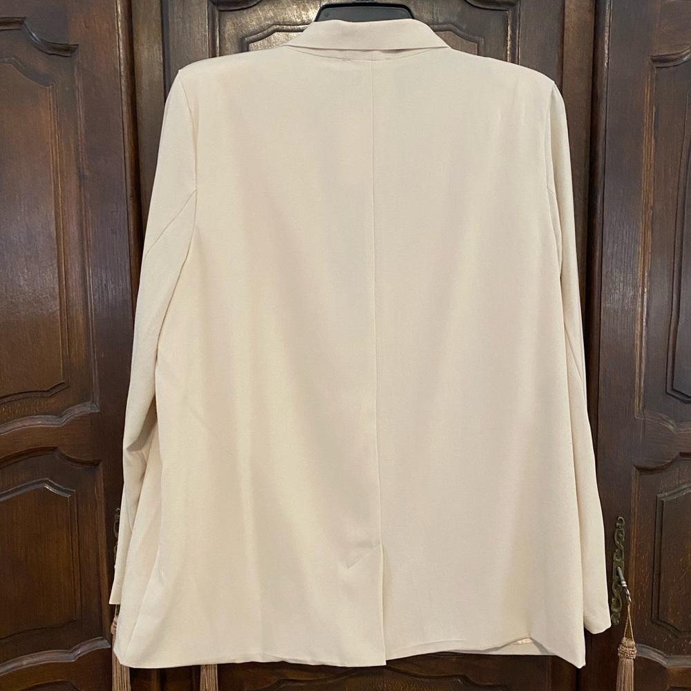 UMGEE blazer fully lined w shoulder pads Feels like stretch silk P2P apx 24” - Picture 2 of 2